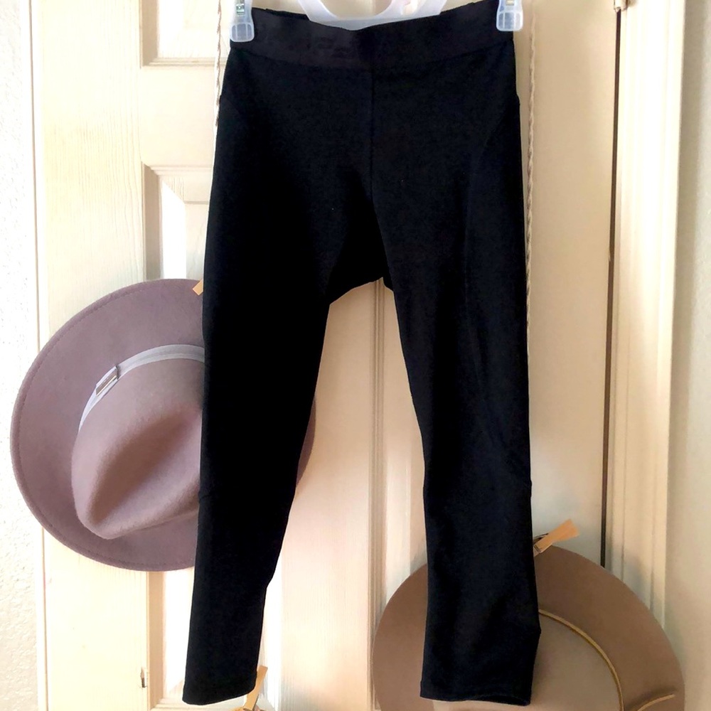 Fabletics Powerhold 3/4 crop leggings!